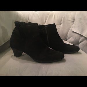 Munro Alfie black suede booties